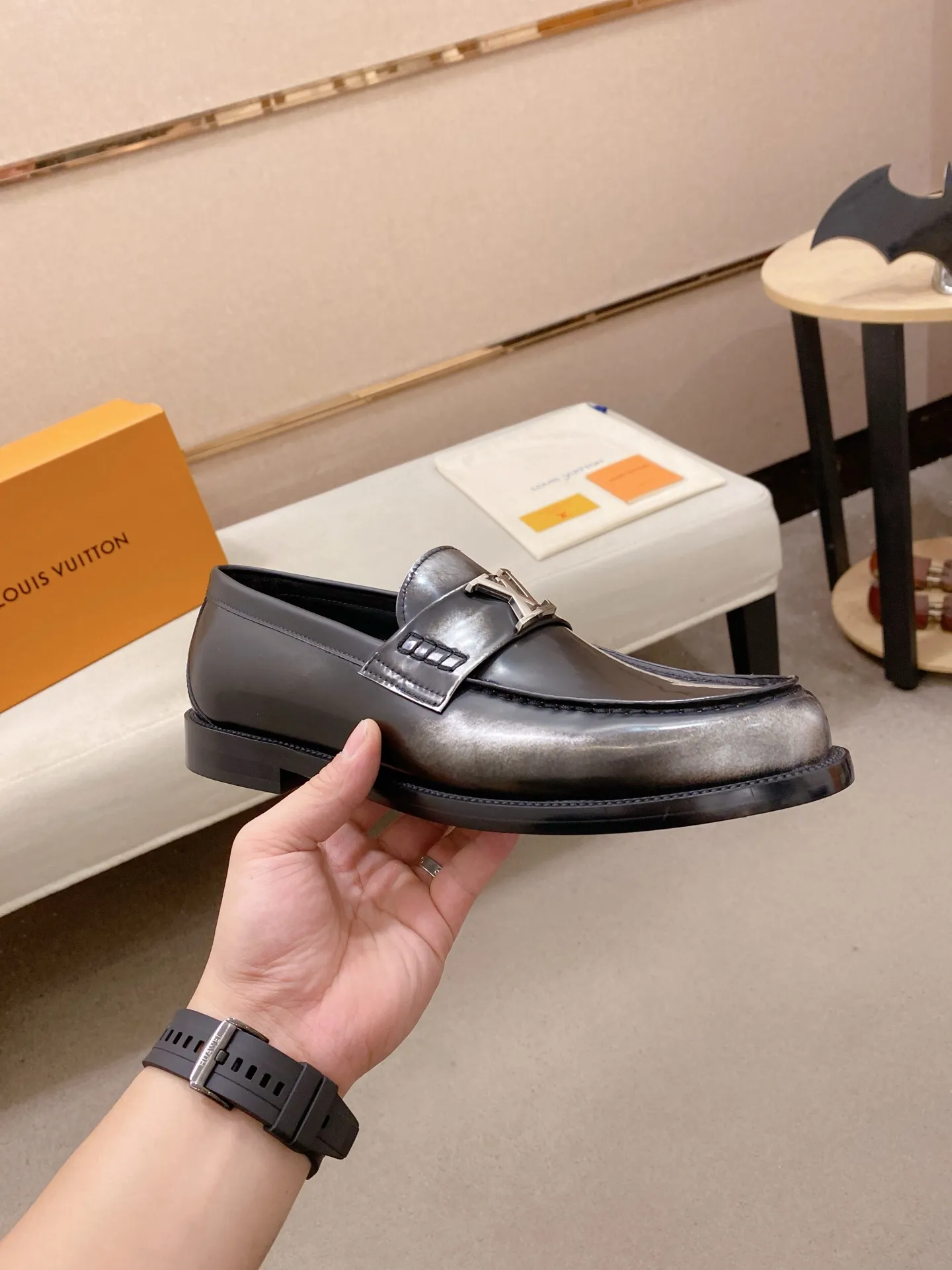 Factory price: 700💰Louis Vuitton LV men's classic Oxford shoes, men's business formal boutique leather shoes, classic model, exquisite almond kernel toe, ultimate art, the whole shoe is made of imported cow leather (open edge beads), carefully selected, fine pores, excellent gloss, soft texture, strong toughness, durable and not easy to deform, apricot calf leather lining, soft and comfortable, sweat-absorbent and breathable. Composite rubber backing at the heel. The front and rear outsole are nailed and reinforced, making them non-slip and wear-resistant. Made with Goodyear craftsmanship, the shoe shape is excellent, light and luxurious, and can be worn in all kinds of formal occasions! Original box and dust bag packaging! Size: 39-44 (38.45. Customized)
